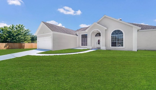 Great home with a very large pool to enjoy with the whole family.