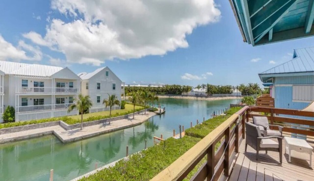 Great house and dock with close access to the Atlantic Ocean VACA-23-415