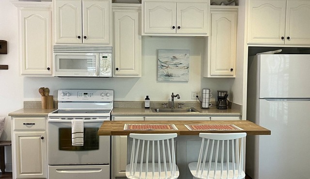 Great Location! This adorable carriage house style studio apartment is located in the center of it all in Darien. The Darien Riverfront, restaurants and shops are literally steps away.