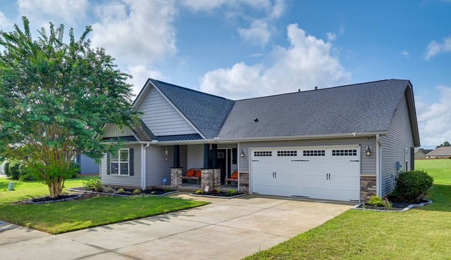Greenville Getaway w/ Yard & Screened Porch!