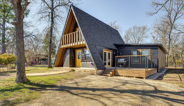 Grills & Fire Pit: Cedar Creek Reservoir Cabin!