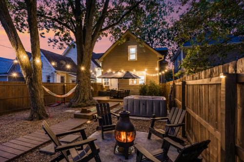 Group Fun House with Game Room & Hot Tub - Sleeps 14