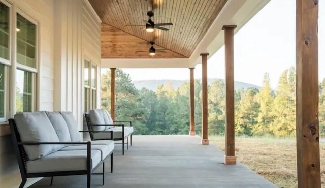 Group Retreat Private Pool BBQ Grill Hot Tub Fire Pit Sauna 15 Acres Sleeps 12
