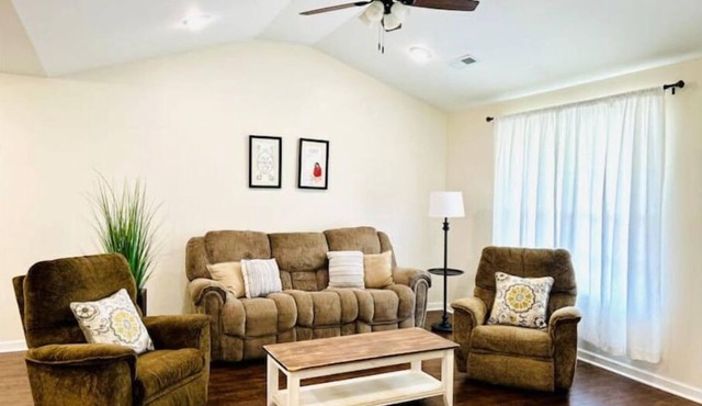 Guadalupe Home, Minutes to I-65