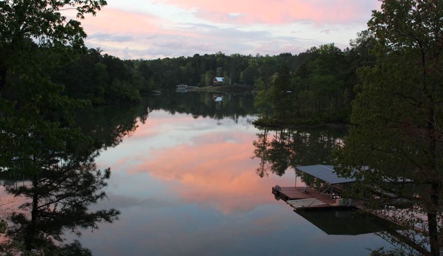 Hannah's Hideaway-3 Miles To Stores, Restaurants, Sleeps 16, No Steps To water!