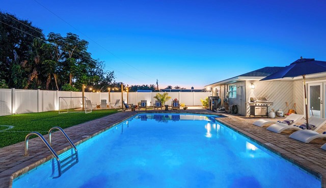 Heated Pool+Golf+Firepit+Turf Sports+Game Room+Bar