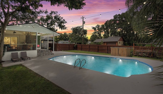Heated Pool+Grill+Huge yard+outdoor movies+Plenty parking space+campfire