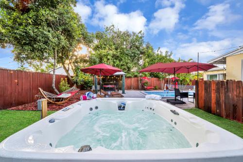 Heated Pool Spa BBQ Pool Table WiFi Near Beach-Downtown Fun