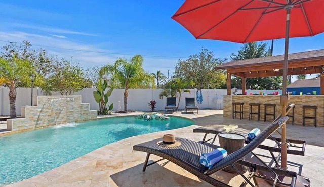 Heated Pool+Waterfall, Party Hut & Game Room