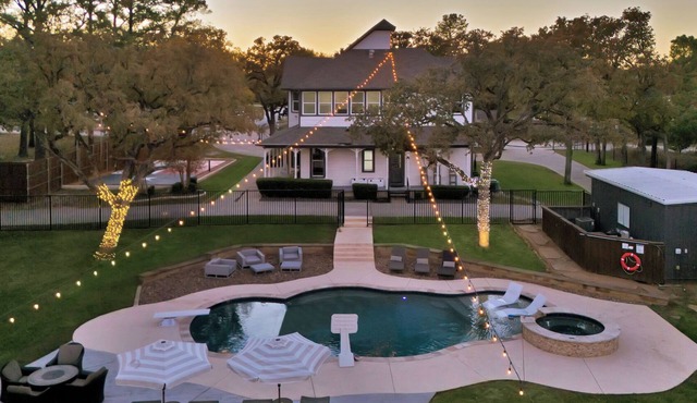 HERITAGE HOUSE- HUGE POOL-ROOFTOP-PICKLE-BALL COURT-ARCADE-HOT-TUB