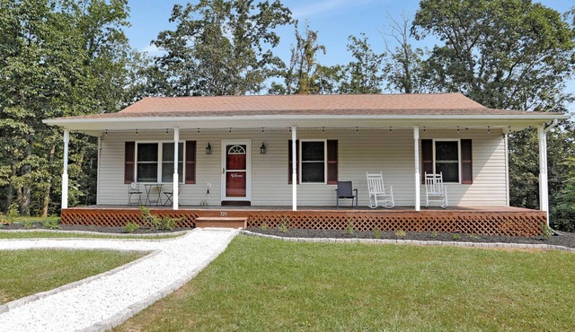 Hickory House - Mountain home with Hiking, Wineries, Hot tub & more!