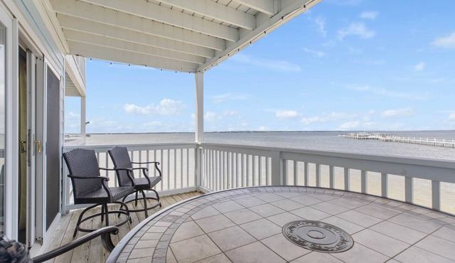 Hidden Oasis: Great Waterfront Unit with 2 Kayaks!