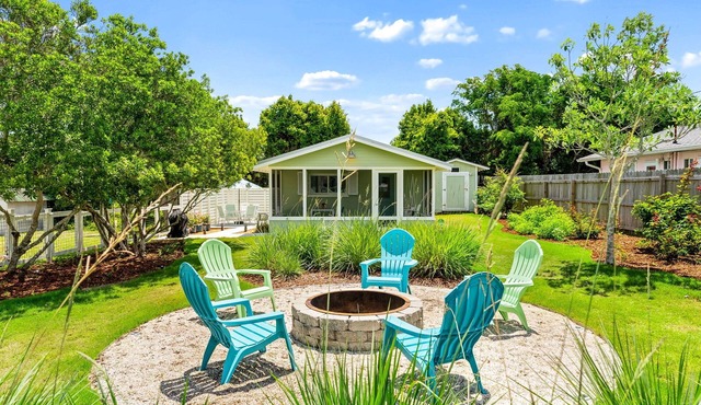 Hideaway Cottage - Renovated Private Retreat, just steps to the beach!