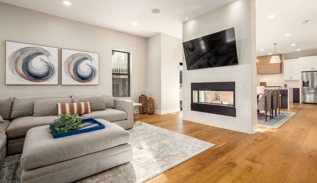 High End New Build, Rooftop Hot Tub, City Views!