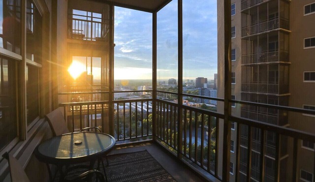High Rise Studio w/Stunning Views & Walking Ease