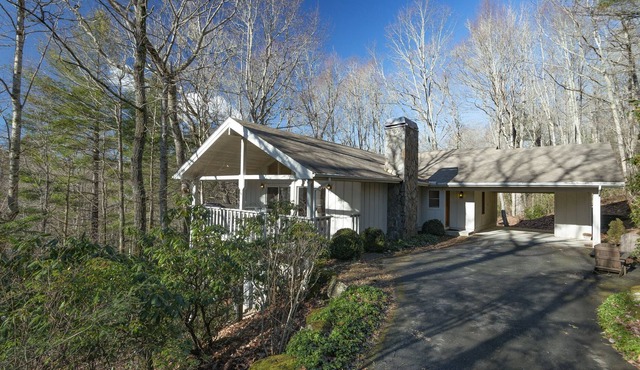Highlands Falls Country Club, one convenient mile from Downtown Highlands