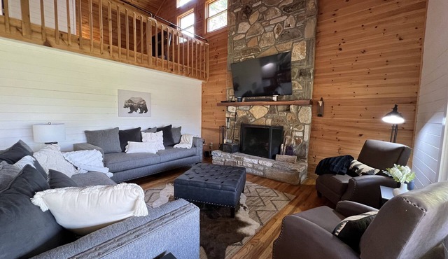 Highlands Spacious MTN Cabin for 16 w/Hot Tub+gameroom+gym+wifi & 4m from DT