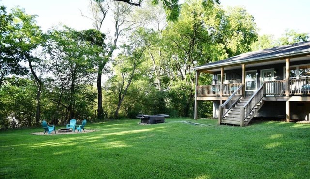 Hillside Retreat-Sleeps 8, Hot Tub, Fire Pit.