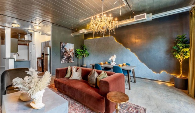 Historic Loft @ Mercedes-Benz/King Bed/FreeParking
