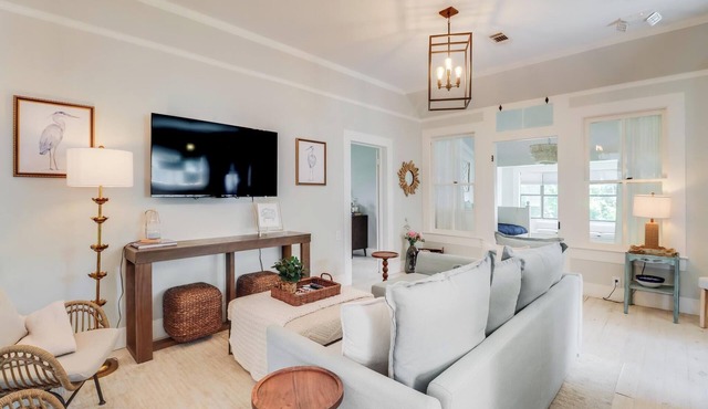 Historical Beach Cottage in the core of downtown and a short walk to the beach