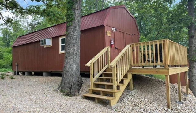 Hogan's Hideout Garage Apartment, cozy, private Cabin