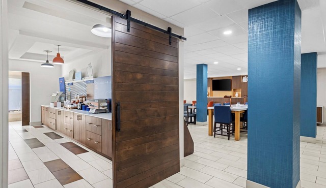 Holiday Inn Express and Suites Savannah - Midtown by IHG
