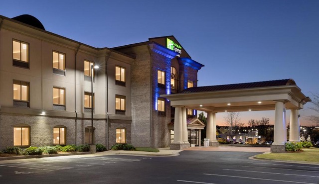 Holiday Inn Express Hotel & Suites Opelika Auburn by IHG
