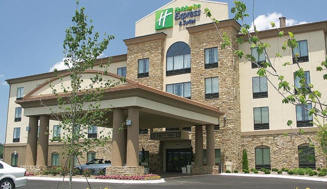 Holiday Inn Express & Suites - Cleveland Northwest by IHG