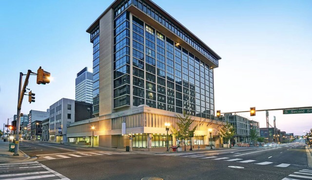 Holiday Inn King Suite w/Gym close to Action