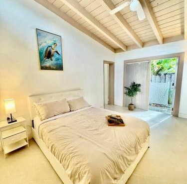 Hollywood Studio Villa - Close to Beach & Downtown
