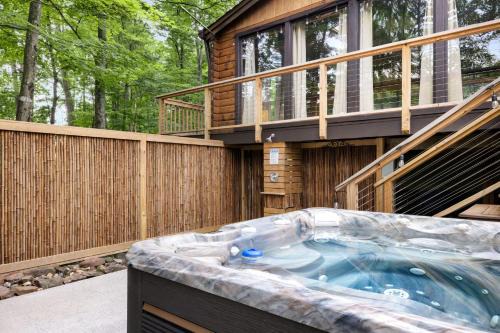 Hot Tub, Firepit, Grill, Wifi near Golf & Hiking