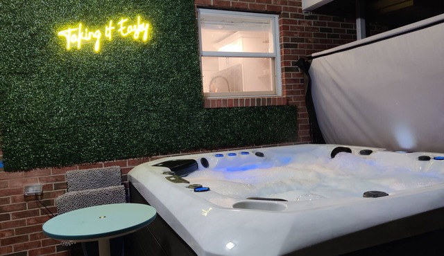 Hot Tub, Firepit, & Sportsbar Garage @ The Living Easley Manor!