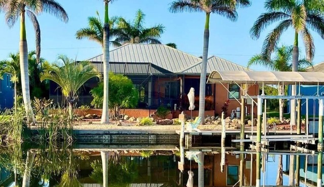 Hot Tub, Peaceful Waterfront 🌴Pool🌴Near Beach