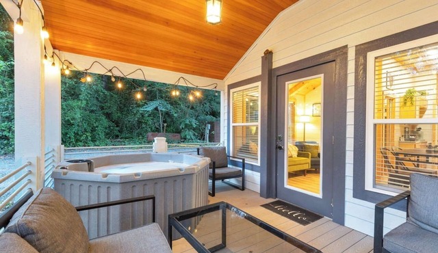 Hot Tub! Riverfront Cabin close to GVL - Sleeps 4