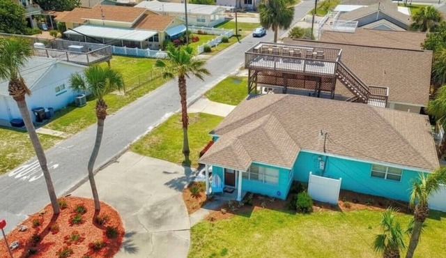 House is 1 min walk to Private Beach Sleeps 8-10 Fenced Yard Pet Friendly