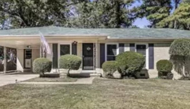 House with pool/privacy/fire pit fence in town