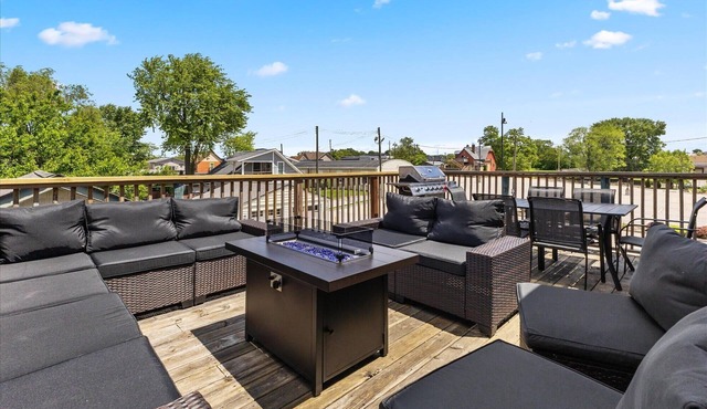 Huge Downtown Retreat with Free Parking