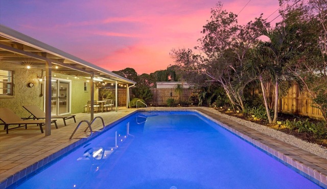 HUGE HEATED SALT POOL! NEAR DOWNTOWN! TV IN EVERY BEDROOM!