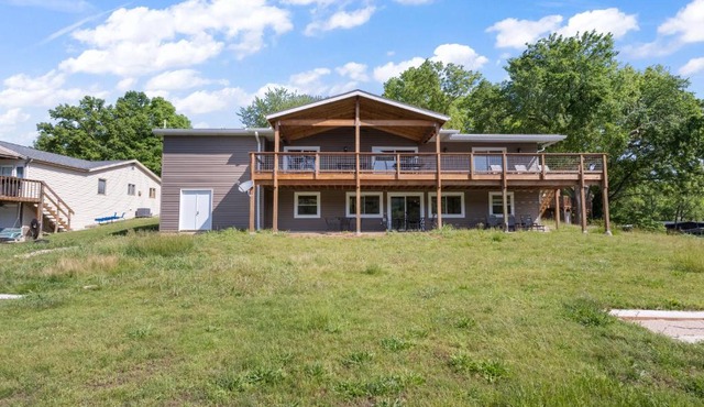 Huge Lakefront Yard, Private Dock - Amazing Views! in Versailles