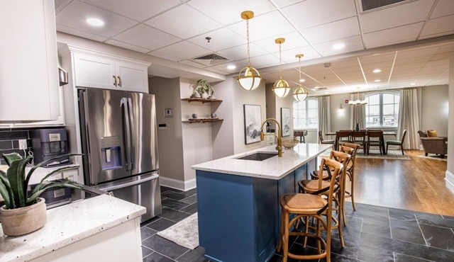 HUGE Penthouse Suite- 3 BR & 2 Bath w/Elevator. Walk to UK-Downtown-Rupp
