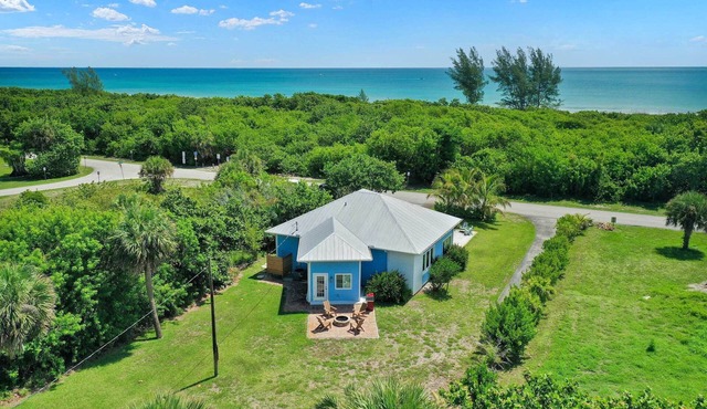 Hutchinson Island Cottage: Steps to the Beach