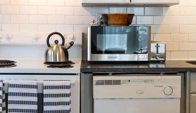 Ideal Northshore location! Stylish, cozy decor!