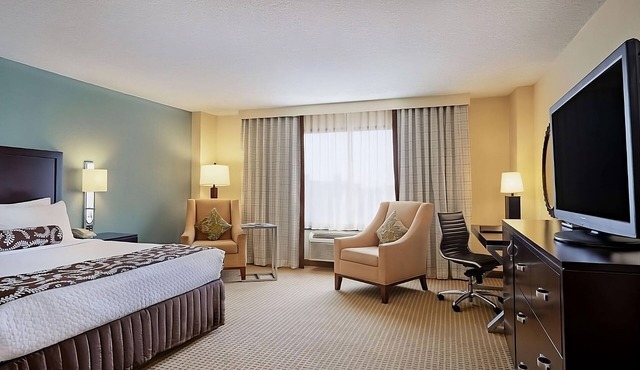 Ideal Weekend Escape: Pool, Parking and Tasty Dining Just Steps Away