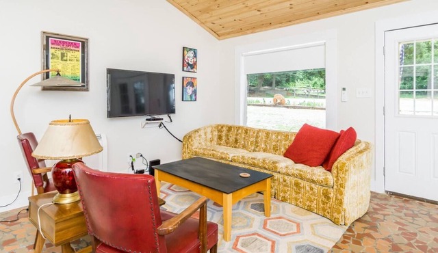 Indian Hills Retro Motel - 7 Suite Takeover, sleeps 25