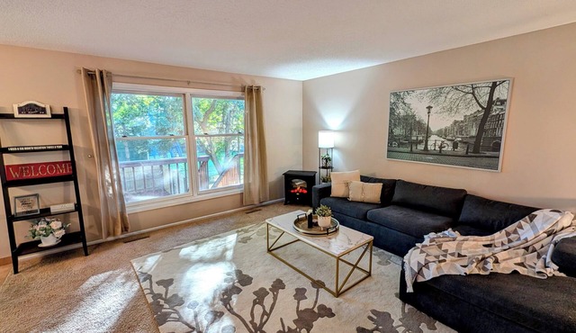 Inviting Cozy House in the Heart of Maple Grove