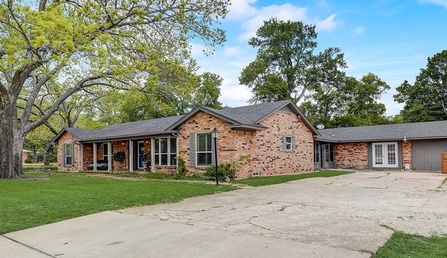 Inviting dog-friendly home with pool, full kitchen, central AC, & W/D