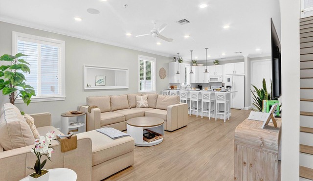 Isla Honeydew: 3 En-Suite Bedrooms, Pool, Dock