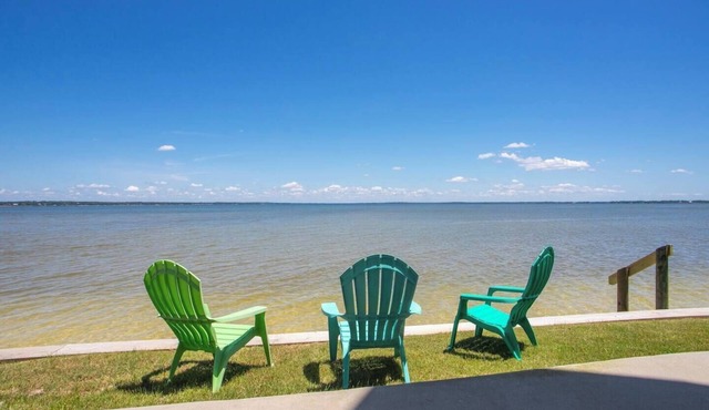Island Time: Peaceful Waterfront Unit with Kayaks!