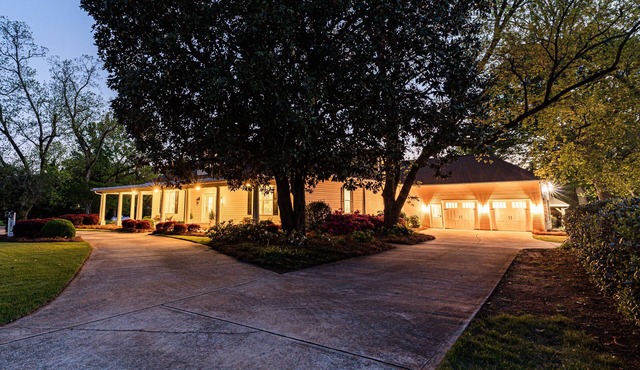 Joyce's Place at Addis Acres/spacious luxury/gorgeous water view/fire pit