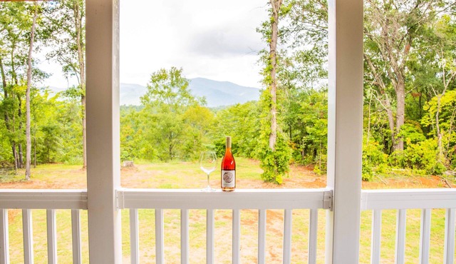 JULY DISCOUNT! Romantic 2 BR 2 story w/mountain views and stunning outdoor space